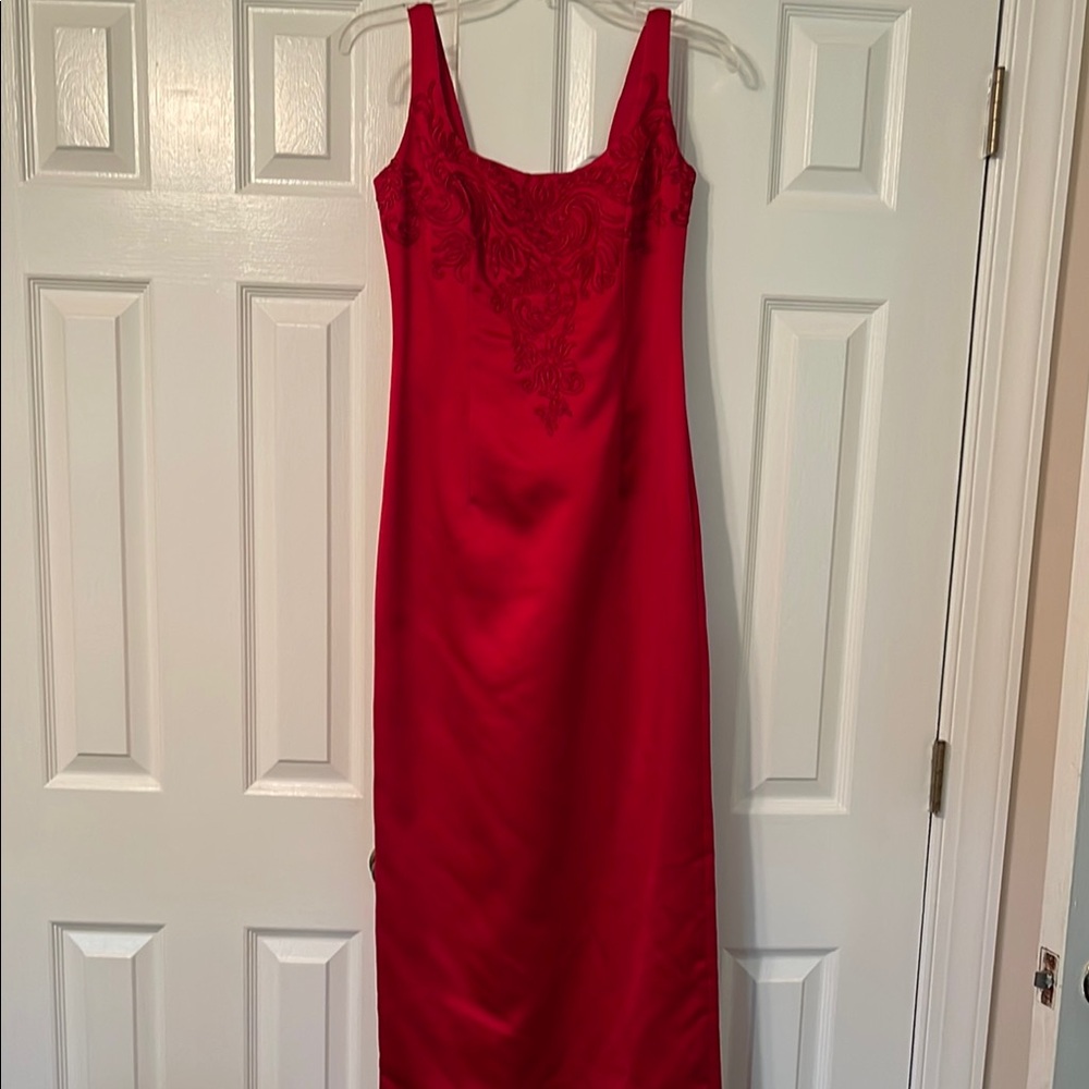 Red Sleeveless Scoop Neck Sheath Maxi Dress